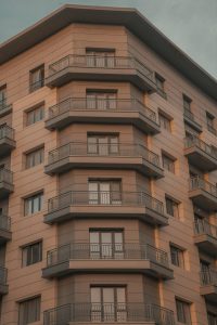 Edificio residencial en Pamplona representativo del mercado inmobiliario – InDôma