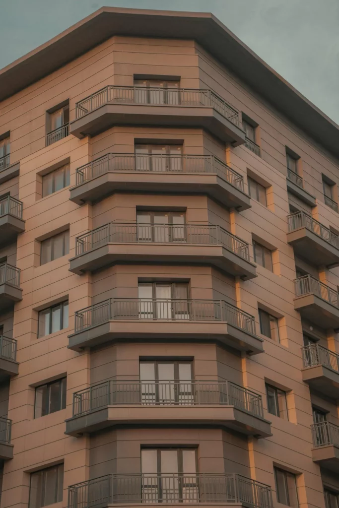 Edificio residencial en Pamplona representativo del mercado inmobiliario – InDôma